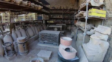 Pompeii, İtalya 15 Ekim 2019. Pompei 'nin tarihi genelevi Lupanar' da korunmuş antik bir Roma erotik freskinin ayrıntıları. Duvar resmi, patlamadan önce Roma toplumunun günlük yaşamını, cinselliğini ve sosyal geleneklerini yansıtıyor.