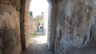 Pompeii, İtalya 15 Ekim 2019. Pompei 'nin tarihi genelevi Lupanar' da korunmuş antik bir Roma erotik freskinin ayrıntıları. Duvar resmi, patlamadan önce Roma toplumunun günlük yaşamını, cinselliğini ve sosyal geleneklerini yansıtıyor.