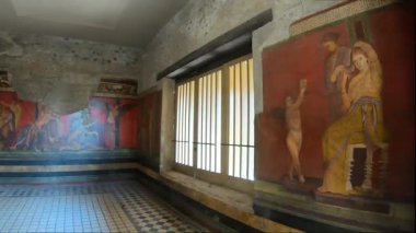 Pompeii, İtalya 15 Ekim 2019. Pompei 'nin tarihi genelevi Lupanar' da korunmuş antik bir Roma erotik freskinin ayrıntıları. Duvar resmi, patlamadan önce Roma toplumunun günlük yaşamını, cinselliğini ve sosyal geleneklerini yansıtıyor.