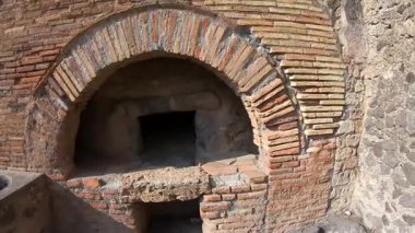 Pompeii, İtalya 15 Ekim 2019. Pompei 'nin tarihi genelevi Lupanar' da korunmuş antik bir Roma erotik freskinin ayrıntıları. Duvar resmi, patlamadan önce Roma toplumunun günlük yaşamını, cinselliğini ve sosyal geleneklerini yansıtıyor.