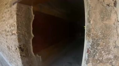 Pompeii, İtalya 15 Ekim 2019. Pompei 'nin tarihi genelevi Lupanar' da korunmuş antik bir Roma erotik freskinin ayrıntıları. Duvar resmi, patlamadan önce Roma toplumunun günlük yaşamını, cinselliğini ve sosyal geleneklerini yansıtıyor.