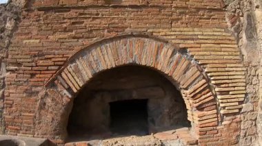 Pompeii, İtalya 15 Ekim 2019. Pompei 'nin tarihi genelevi Lupanar' da korunmuş antik bir Roma erotik freskinin ayrıntıları. Duvar resmi, patlamadan önce Roma toplumunun günlük yaşamını, cinselliğini ve sosyal geleneklerini yansıtıyor.