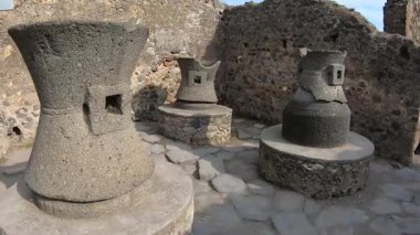 Pompeii, İtalya 15 Ekim 2019. Pompei 'nin tarihi genelevi Lupanar' da korunmuş antik bir Roma erotik freskinin ayrıntıları. Duvar resmi, patlamadan önce Roma toplumunun günlük yaşamını, cinselliğini ve sosyal geleneklerini yansıtıyor.