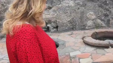 Pompeii, İtalya 15 Ekim 2019. Pompei 'nin tarihi genelevi Lupanar' da korunmuş antik bir Roma erotik freskinin ayrıntıları. Duvar resmi, patlamadan önce Roma toplumunun günlük yaşamını, cinselliğini ve sosyal geleneklerini yansıtıyor.