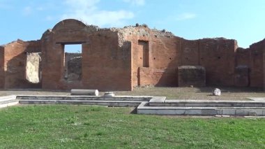 Pompeii, İtalya 15 Ekim 2019. Pompei 'nin tarihi genelevi Lupanar' da korunmuş antik bir Roma erotik freskinin ayrıntıları. Duvar resmi, patlamadan önce Roma toplumunun günlük yaşamını, cinselliğini ve sosyal geleneklerini yansıtıyor.