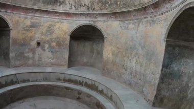 Pompeii, İtalya 15 Ekim 2019. Pompei 'nin tarihi genelevi Lupanar' da korunmuş antik bir Roma erotik freskinin ayrıntıları. Duvar resmi, patlamadan önce Roma toplumunun günlük yaşamını, cinselliğini ve sosyal geleneklerini yansıtıyor.