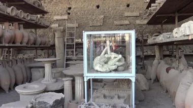 Pompeii, İtalya 15 Ekim 2019. Pompei 'nin tarihi genelevi Lupanar' da korunmuş antik bir Roma erotik freskinin ayrıntıları. Duvar resmi, patlamadan önce Roma toplumunun günlük yaşamını, cinselliğini ve sosyal geleneklerini yansıtıyor.