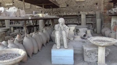 Pompeii, İtalya 15 Ekim 2019. Pompei 'nin tarihi genelevi Lupanar' da korunmuş antik bir Roma erotik freskinin ayrıntıları. Duvar resmi, patlamadan önce Roma toplumunun günlük yaşamını, cinselliğini ve sosyal geleneklerini yansıtıyor.