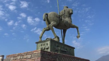 Pompeii, İtalya 15 Ekim 2019. Pompei 'nin tarihi genelevi Lupanar' da korunmuş antik bir Roma erotik freskinin ayrıntıları. Duvar resmi, patlamadan önce Roma toplumunun günlük yaşamını, cinselliğini ve sosyal geleneklerini yansıtıyor.