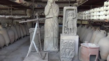 Pompeii, İtalya 15 Ekim 2019. Pompei 'nin tarihi genelevi Lupanar' da korunmuş antik bir Roma erotik freskinin ayrıntıları. Duvar resmi, patlamadan önce Roma toplumunun günlük yaşamını, cinselliğini ve sosyal geleneklerini yansıtıyor.