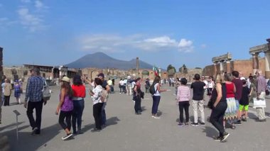 Pompeii, İtalya 15 Ekim 2019. Pompei 'nin tarihi genelevi Lupanar' da korunmuş antik bir Roma erotik freskinin ayrıntıları. Duvar resmi, patlamadan önce Roma toplumunun günlük yaşamını, cinselliğini ve sosyal geleneklerini yansıtıyor.