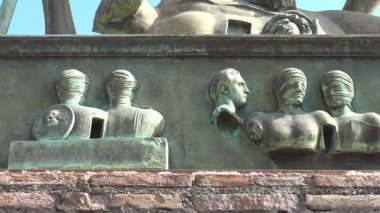 Pompeii, İtalya 15 Ekim 2019. Pompei 'nin tarihi genelevi Lupanar' da korunmuş antik bir Roma erotik freskinin ayrıntıları. Duvar resmi, patlamadan önce Roma toplumunun günlük yaşamını, cinselliğini ve sosyal geleneklerini yansıtıyor.