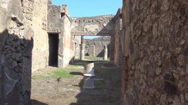 Pompeii, İtalya 15 Ekim 2019. Pompei 'nin tarihi genelevi Lupanar' da korunmuş antik bir Roma erotik freskinin ayrıntıları. Duvar resmi, patlamadan önce Roma toplumunun günlük yaşamını, cinselliğini ve sosyal geleneklerini yansıtıyor.