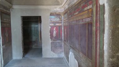 Pompeii, İtalya 15 Ekim 2019. Pompei 'nin tarihi genelevi Lupanar' da korunmuş antik bir Roma erotik freskinin ayrıntıları. Duvar resmi, patlamadan önce Roma toplumunun günlük yaşamını, cinselliğini ve sosyal geleneklerini yansıtıyor.