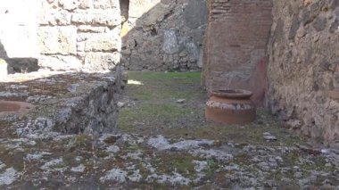 Pompeii, İtalya 15 Ekim 2019. Pompei 'nin tarihi genelevi Lupanar' da korunmuş antik bir Roma erotik freskinin ayrıntıları. Duvar resmi, patlamadan önce Roma toplumunun günlük yaşamını, cinselliğini ve sosyal geleneklerini yansıtıyor.