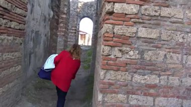 Pompeii, İtalya 15 Ekim 2019. Pompei 'nin tarihi genelevi Lupanar' da korunmuş antik bir Roma erotik freskinin ayrıntıları. Duvar resmi, patlamadan önce Roma toplumunun günlük yaşamını, cinselliğini ve sosyal geleneklerini yansıtıyor.