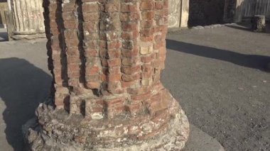 Pompei 'deki antik Roma taş eserleri ve mimari parçaların panoramik görüntüsü, arkeolojik alanda sergileniyor ve antik kentin günlük materyallerini gözler önüne seriyor..