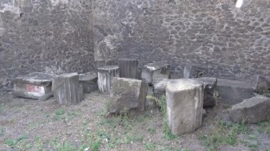 Pompei 'deki antik Roma taş eserleri ve mimari parçaların panoramik görüntüsü, arkeolojik alanda sergileniyor ve antik kentin günlük materyallerini gözler önüne seriyor..