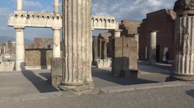Pompei 'deki antik Roma sütunları ve mimari kalıntıları, antik şehrin kentsel ve anıtsal tasarımını gösteren korunmuş taş yapıları ve sütunları gösteriyor..