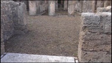 Pompei 'deki bir Roma evinin dış görünüşünde birden fazla taş sütun ve açık bir avlu vardı. Vesuvius Dağı' nın patlamasından sonra muhafaza edilen klasik iç mimari sergileniyordu..