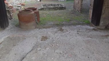 Pompeii 'de bir taş leğen ve açık avlu içeren bir Roma evinin dış bahçe manzarası, MS 79' da Vesuvius Dağı 'nın patlamasından önceki iç mekanları gösteriyor..