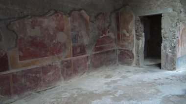 Pompei 'de duvar fresklerinin ve taş döşemelerin yer aldığı bir Roma evinin iç görünüşü, MS 79' da Vesuvius Dağı 'nın patlamasından önce ev sanatı ve günlük yaşamla ilgili içgörü sunuyor..