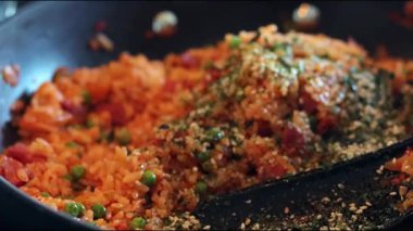 Sebzeler, susam tohumları ve baharatlarla tavada pişirilen Kore kimchi pilavının yakın çekimi. Popüler Asya yemekleri, baharatlı ev yemeği ve sokak yemekleri konsepti..