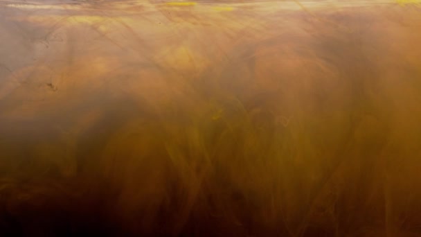 Peinture rouge dorée abstraite mélangeant lentement dans l'eau Vidéo De Stock