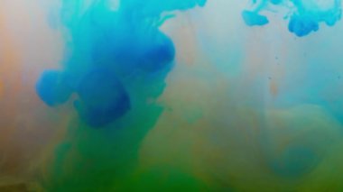 Soyut mavi boyanın suda yavaşça karıştığı orta boy bir fotoğraf.