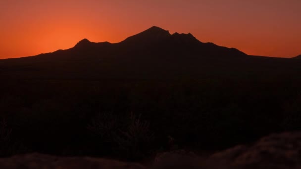 Екстремальний широкий статичний знімок гірського хребта контрастний захід сонця — стокове відео