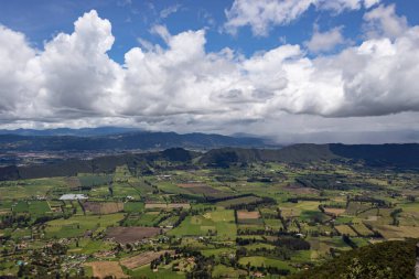 Yeşil kır arazisi, dağ vadisi ve mavi gökyüzü ile dağın tepesindeki manzara inanılmaz ve renkli.