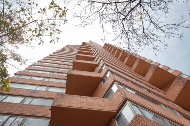 Amazon düşük açılı geometrik ve simetrik gökdelen tuğlaları ve arka planda güneşli bir gün. Mimarlık ayrıntıları konsepti