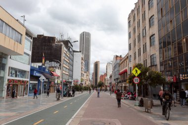 BOGOTA, COLOMBIA bisiklet yolu ile Panorama caddesi ve güneşli bir sabah arka planında colpatria kulesi ortak bir sahne