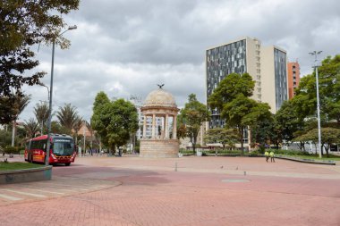 BOGOTA, COLOMBIA - Gabriel Garcia Marquez Gazeteci Parkı Simon Bolivar Tapınağı ve ofis binalarıyla güneşli bir günde