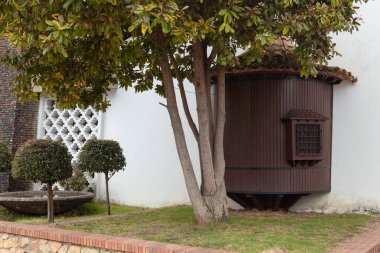 Guatavita şehir kilisesi koloni mimarisi ayrıntıları büyük yeşil bir ağaç ile