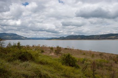 Mavi gölü ve dağları olan güzel yeşil çimen kıyıları
