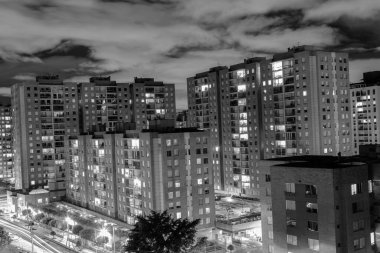 Bulutlu gökyüzü olan bir apartman dairesinin güzel ve dramatik bir gece çekimi. Şehir ve sokak fotoğrafçılığı kavramı