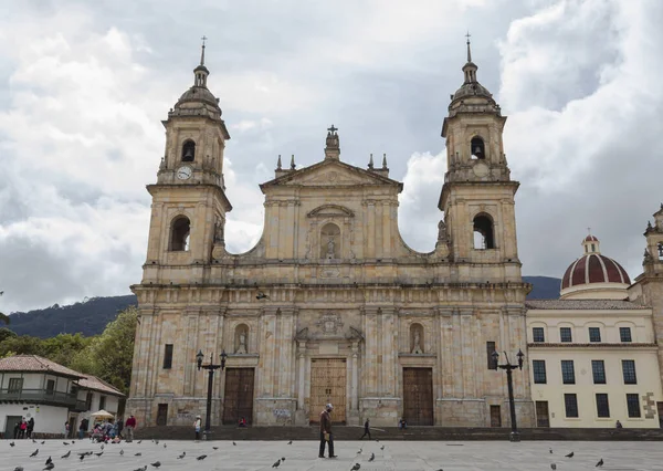 BOGOTA, COLOMBIA - Bolivar Meydanı 'ndaki Primatial Cathedral Arka planda bulutlu güneşli bir gün