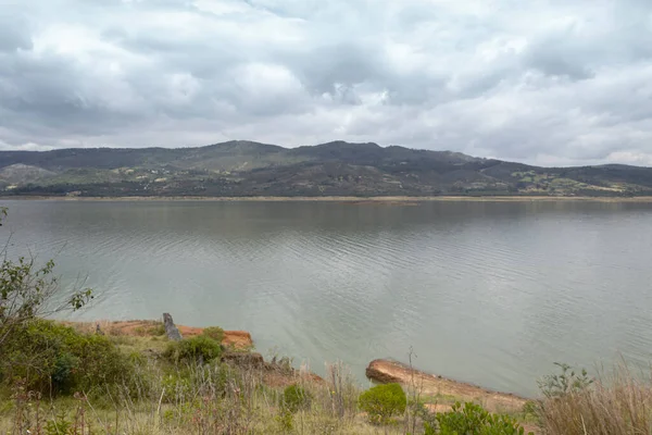 Lago Guatavita Tomine Con Nuvole Bianche Riflesso Montano Sull Acqua — Foto Stock