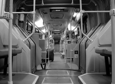 BOGOTA, COLOMBIA gece yarısı içinde seyahat çantası olan bir transmilenio otobüsü. Siyah beyaz fotoğraf.