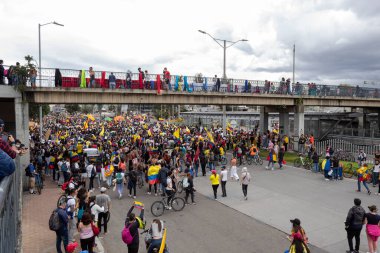 BOGOTA, COLOMBIA - 20 Mayıs 2021 Kolombiya paro ulusal yürüyüşleri sırasında Hroes Anıtı 'na yürüyen büyük bir kalabalık 