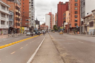 BOGOTA, COLOMBIA Chapinero Mahallesi 'ndeki 7. Cadde' nin açık bir görüntüsü. Cicloruta bisiklet yolu ile normal gün ortasında en Bogota Bulvarı