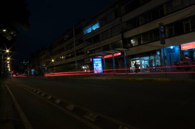 BOGOTA, COLOMBIA Otoyol Mahallesi 'ndeki otobüs durağı. Gece uzun pozlama konsepti