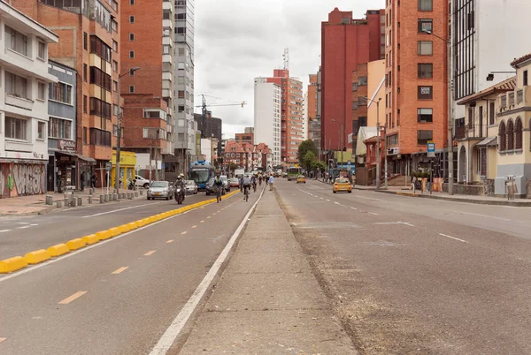 BOGOTA, COLOMBIA Chapinero Mahallesi 'ndeki 7. Cadde' nin açık bir görüntüsü. Cicloruta bisiklet yolu ile normal gün ortasında en Bogota Bulvarı