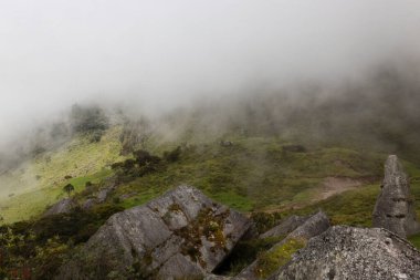 Kolombiya Chibcha yerel kültürü için antik kutsal bir anıt taşra, eski yol ve arka planda And Dağları 