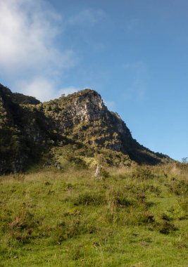 Sabah vakti Kolombiya yağmur ormanları ve kırsal kesimleriyle And Dağları 'nın yüksek kayalık zirvesi