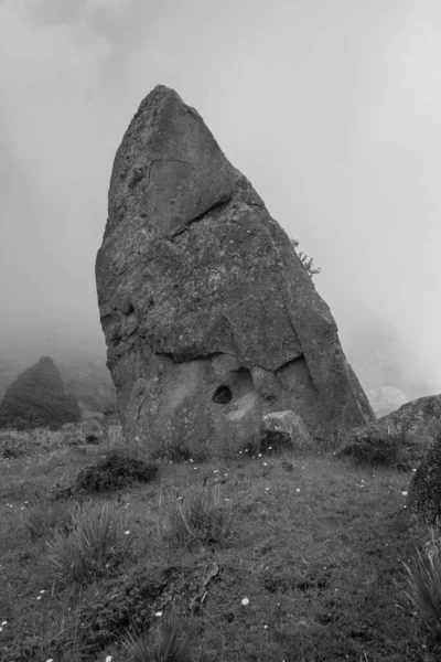 Parte Superior Antiguo Monolito Musgoso Con Una Gran Montaña Andina —  Fotos de Stock