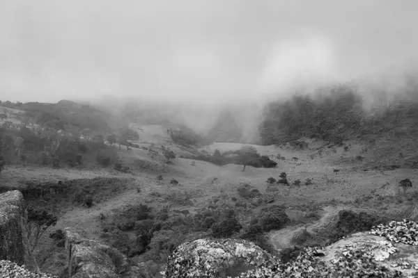 Vale Nebuloso Andino Com Montanhas Nevoeiro Visto Ponto Vista Pedra — Fotografia de Stock