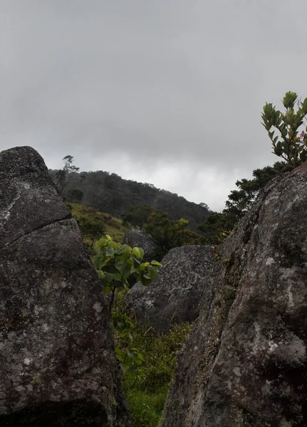 Pequeno Caminho Meio Grandes Monólitos Naturais Campo Com Montanhas Céu — Fotografia de Stock