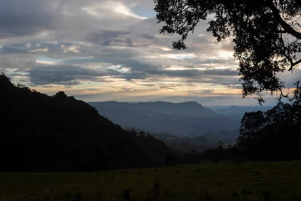Una Hermosa Puesta Sol Color Las Montañas Andinas Colombianas Con — Foto de Stock